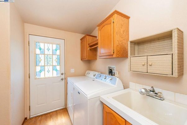Interior, Washer, Wood Texture Flooring