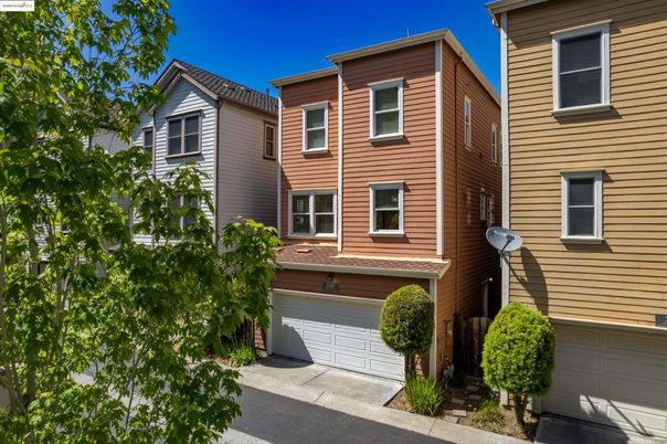 Attached, Exterior, Facade, Rowhouse