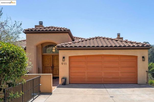 Attached, Exterior, Facade, Mediterranean