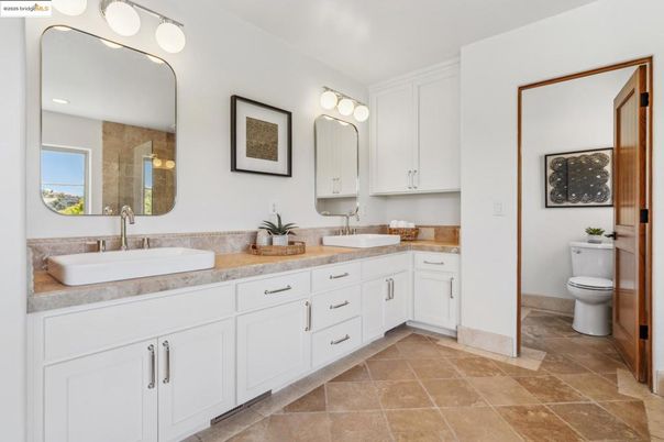 Bathroom, Dual Sink Vanities, Interior, Recessed Lighting
