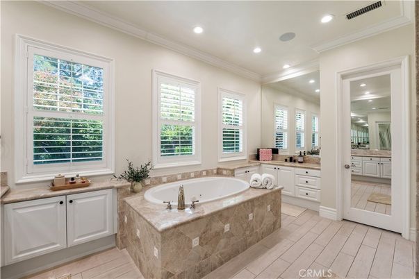 Bathroom, Dual Sink Vanities, Interior, Recessed Lighting
