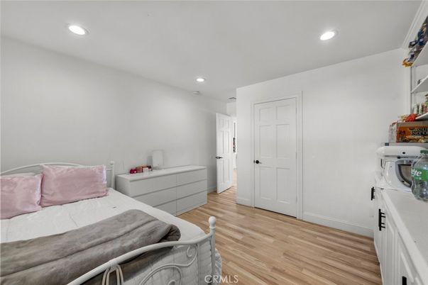 Bedroom, Interior, Recessed Lighting, Washer, Wood Texture Flooring