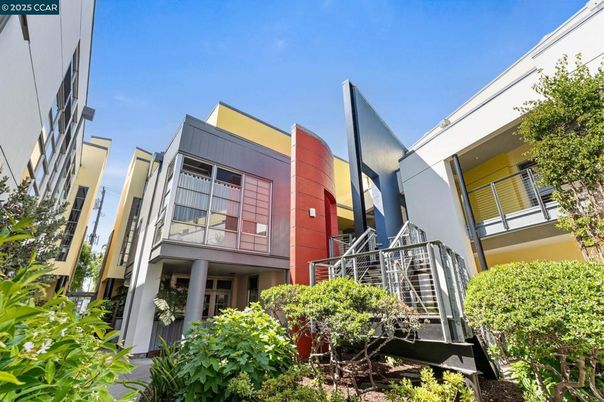 Exterior, Facade, Modern