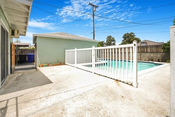 Exterior, Pool