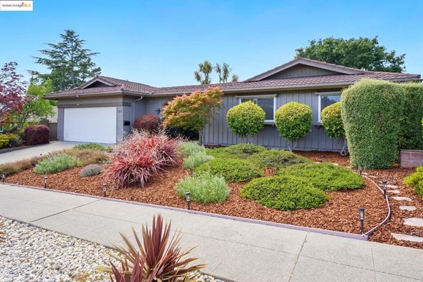 Attached, Exterior, Facade, Ranch