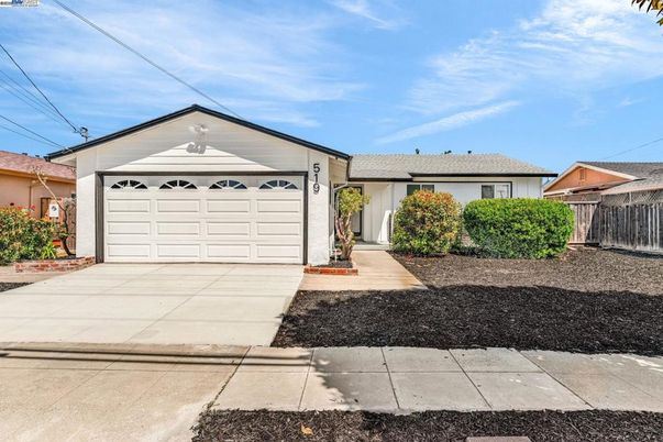 Attached, Exterior, Facade, Ranch