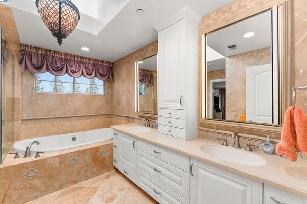 Bathroom, Dual Sink Vanities, Interior, Recessed Lighting