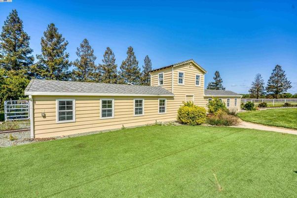 Backyard, Exterior, Facade, Cape Cod