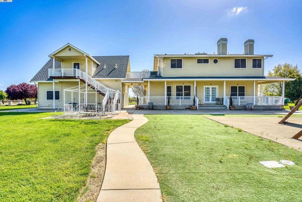 Backyard, Exterior, Facade, American Foursquare