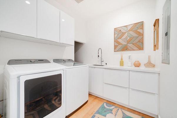 Interior, Recessed Lighting, Washer, Wood Texture Flooring