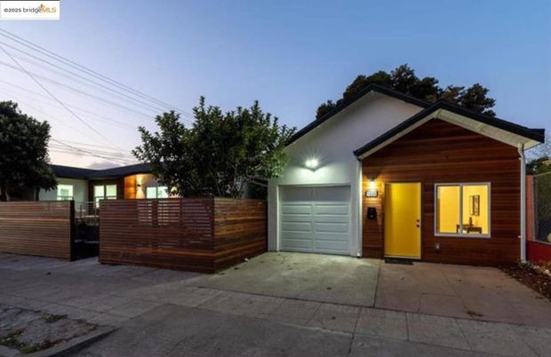 Attached, Exterior, Facade, None