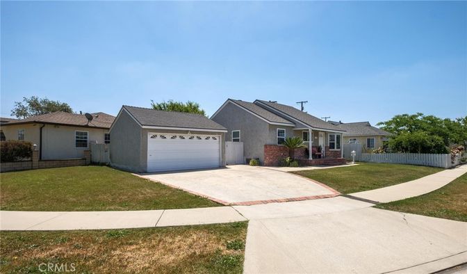 Attached, Exterior, Facade, Brick Facade, Ranch