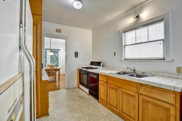 Dining room, Interior, Kitchen, Pendant Lights, Tile Countertops, Wood Texture Flooring