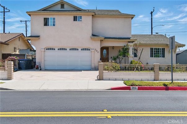 Attached, Exterior, Facade, Mediterranean
