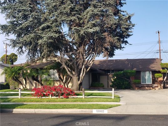 Exterior, Facade, Ranch