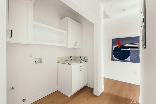 Interior, Recessed Lighting, Washer, Wood Texture Flooring
