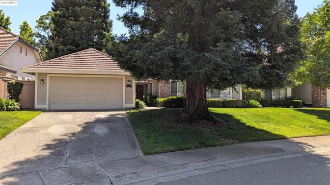 Attached, Exterior, Facade, Ranch
