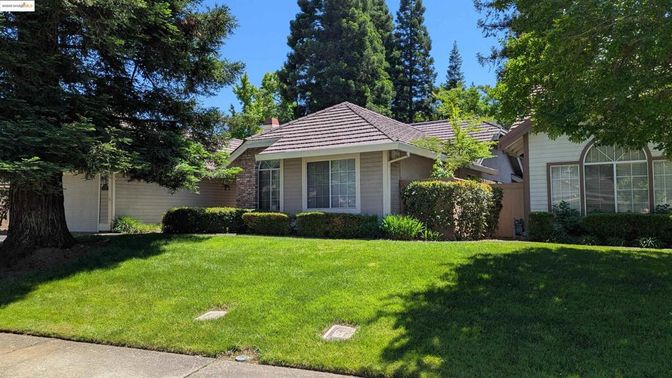 Backyard, Exterior, Facade, Brick Facade, Ranch
