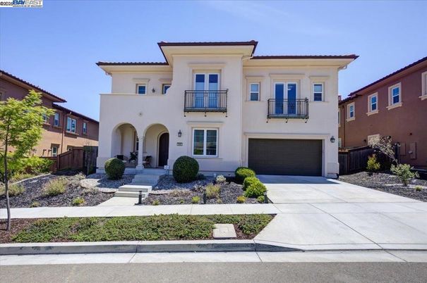 Attached, Exterior, Facade, Mediterranean