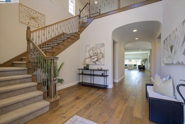 Interior, Recessed Lighting, Wood Texture Flooring