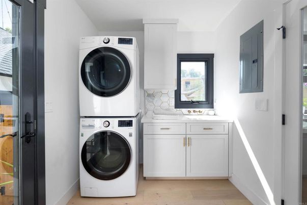 Interior, Utility Closets, Washer, Wood Texture Flooring