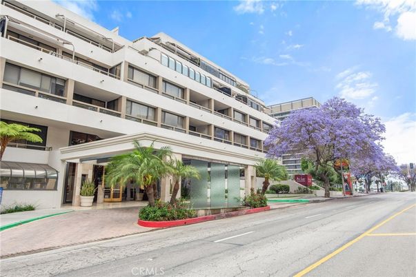 Exterior, Facade, Condo Building