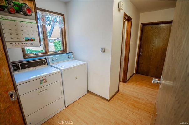 Interior, Utility Closets, Washer, Wood Texture Flooring