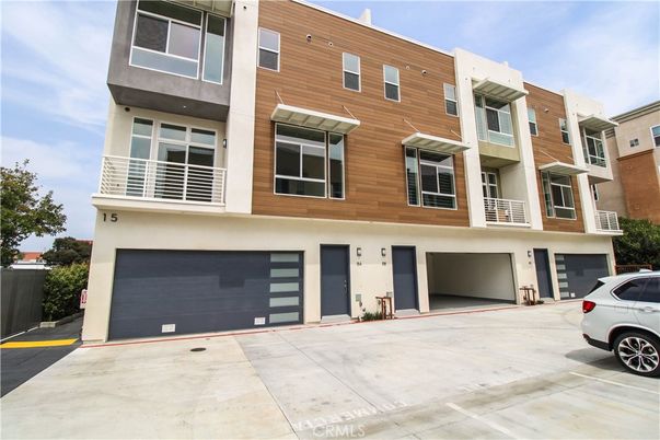Attached, Exterior, Facade, Rowhouse