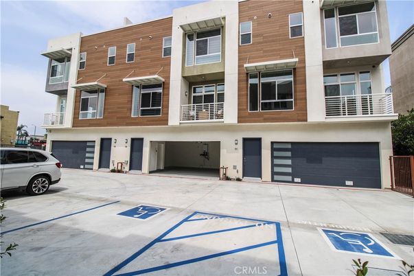 Attached, Exterior, Facade, Rowhouse