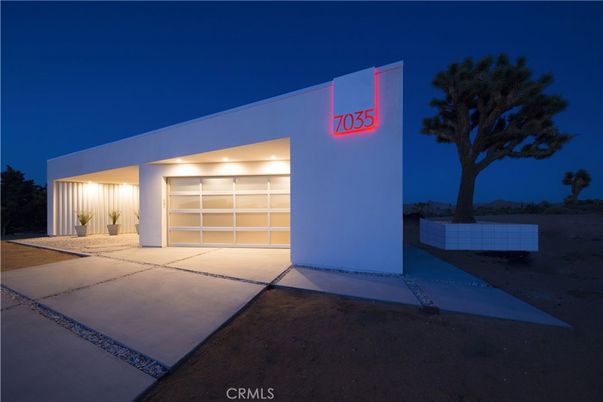 Attached, Exterior, Facade, Modern
