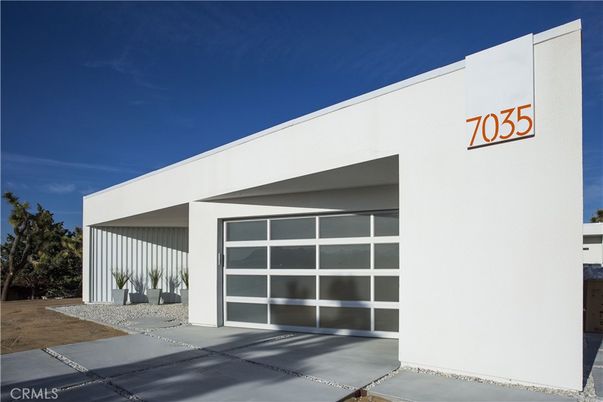 Exterior, Facade, Modern