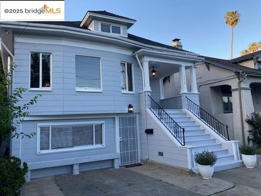 Exterior, Facade, American Foursquare