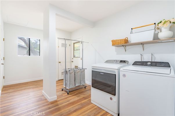 Interior, Washer, Wood Texture Flooring