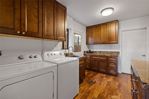 Interior, Washer, Wood Texture Flooring