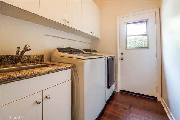 Interior, Washer, Wood Texture Flooring