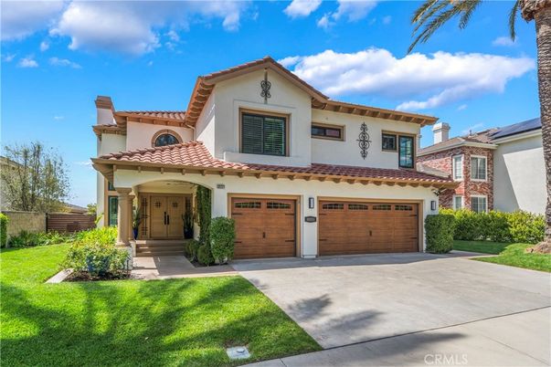 Attached, Exterior, Facade, Mediterranean