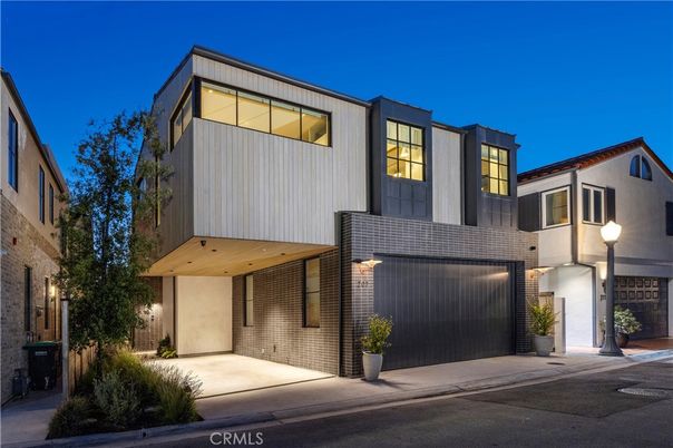 Attached, Exterior, Facade, Modern