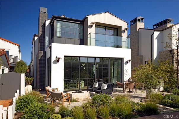 Exterior, Facade, Modern