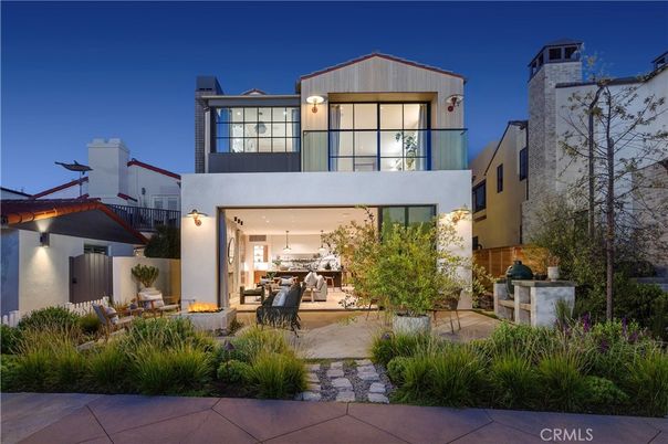 Exterior, Facade, Modern