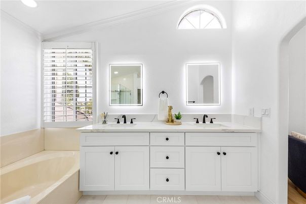 Bathroom, Dual Sink Vanities, Interior, Recessed Lighting