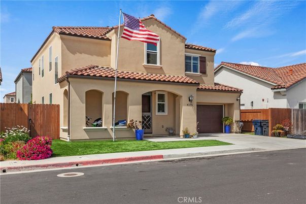 Attached, Exterior, Facade, Mediterranean