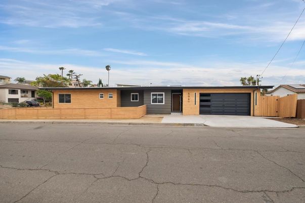 Attached, Exterior, Facade, Ranch