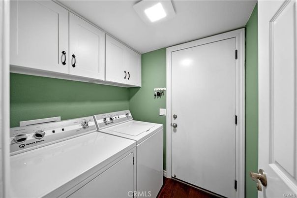 Interior, Recessed Lighting, Washer, Wood Texture Flooring