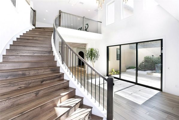 Interior, Recessed Lighting, Wood Texture Flooring