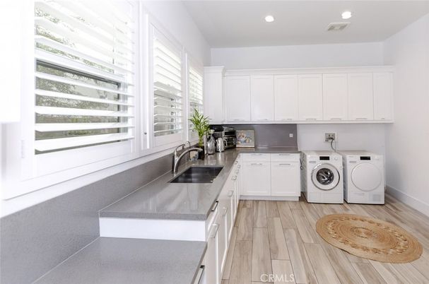 Interior, Recessed Lighting, Washer, Wood Texture Flooring