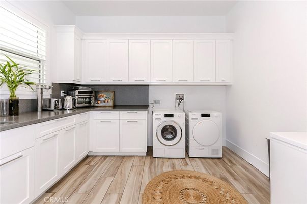 Interior, Washer, Wood Texture Flooring