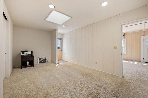 Empty room, Interior, Recessed Lighting