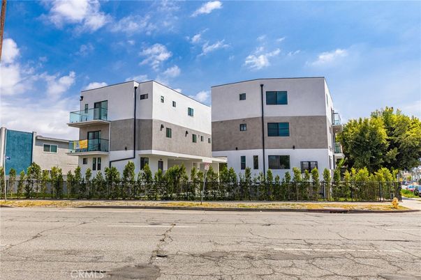 Exterior, Facade, Modern