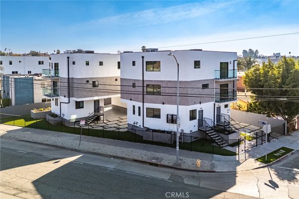 Exterior, Facade, Modern