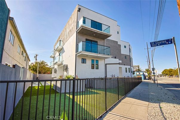 Exterior, Facade, Modern